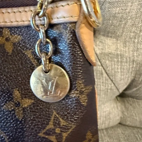 Louis Vuitton Palermo GM Monogram Shoulder Bag - Picture 5 of 11